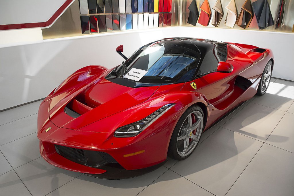 Ferrari LaFerrariНеслучайно името на този модел се превежда като „Ферарито“ – единствено и неповторимо. Дизайнът е непреходен със своите агресивни фарове и колата изглежда като нещо, което е създадено току-що, макар че концепцията за LaFerrari е още от 2011 г. Максималната му скорост при пистови тестове е 708 км/ч, ускорява от 0 до 100 км/ч за около 3 секунди. Произведени са обаче едва 499 бройки.