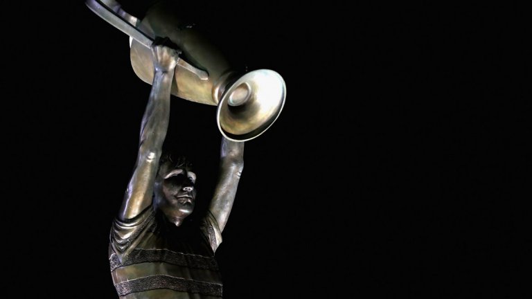 Статуя на Били Макнийл с трофея от КЕШ пред "Селтик парк"