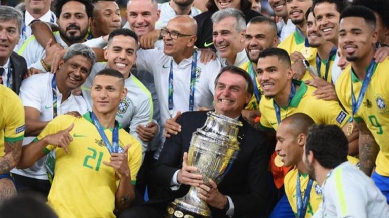 Болсонаро позира с трофея от Копа Америка след победата на Бразилия над Перу във финала през 2019 г.