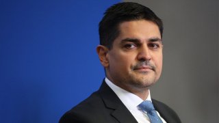 Въпреки това той ще остане в Народното събрание, за да продължи да "разкрива корупцията по върховете на властта"