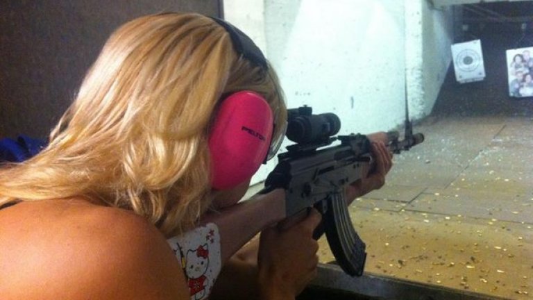 „Буйните жени възбуждат мъжете. Може би съм стреляла с повече оръжия от повечето мъже и съм тренирала повече бойни изкуства от повечето мъже...