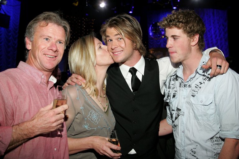 16-годишният Лиъм (най-вдясно) с баща си, майка си и брат си Крис през 2006 г.