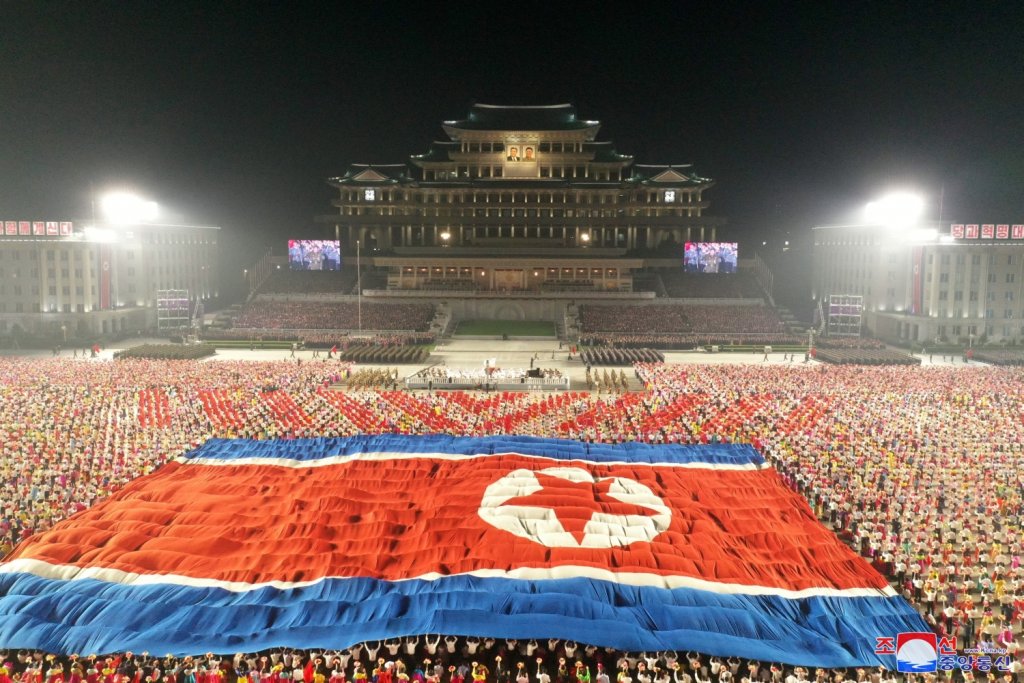 Защитни костюми на парада в Северна Корея