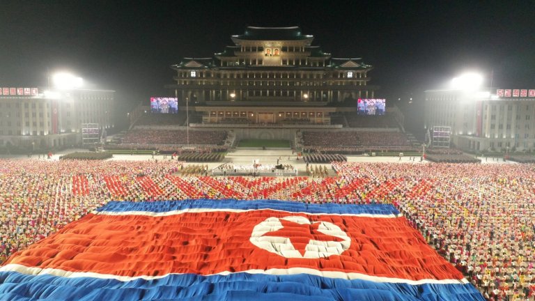 Защитни костюми на парада в Северна Корея