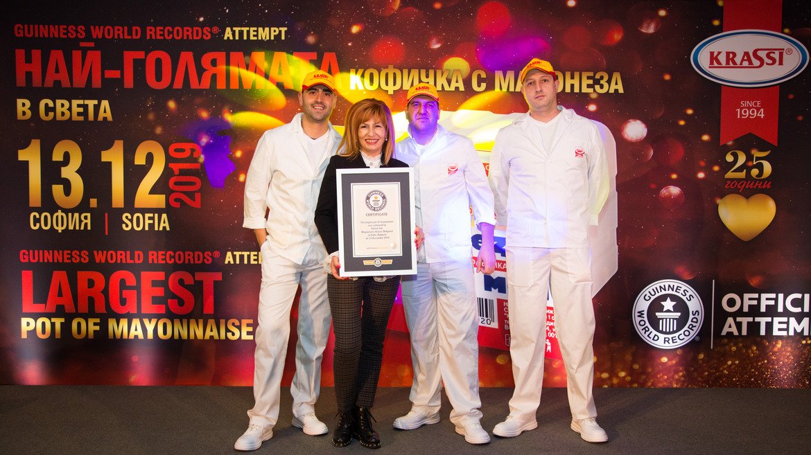 Даниела Авджиева със сертификата от "Гинес".
