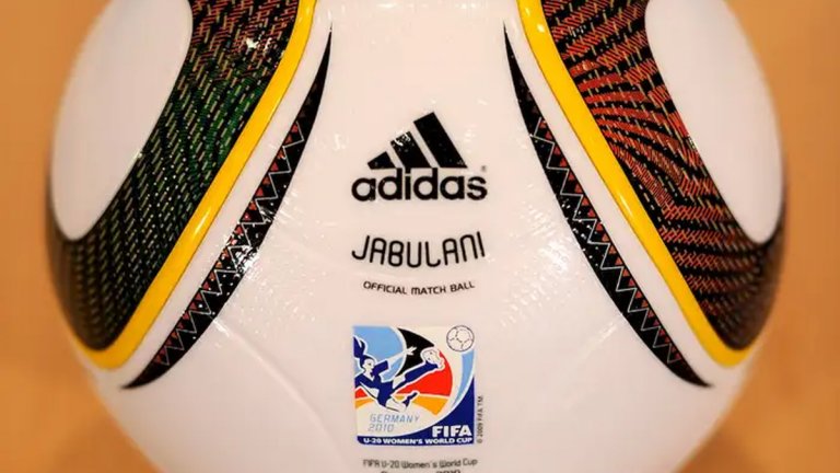 Jabulani (2010)
През 2010 г. нещата станаха наистина интересни. Топка Adidas Jabulani придоби огромна популярност. Adidas се опита да създаде топка, която да е по-закръглена от всякога, като отново намали броя на панелите от 14 на Teamgeist до само осем на Jabulani. Кълбото стана непредвидимо, а вратарите се разбунтуваха. Жулио Сезар сравни Jabulani с евтините топки, продавани в супермаркетите, докато Икер Касияс я нарече "ужасна". От Adidas обаче контрираха, че тестовете са продължили шест месеца.