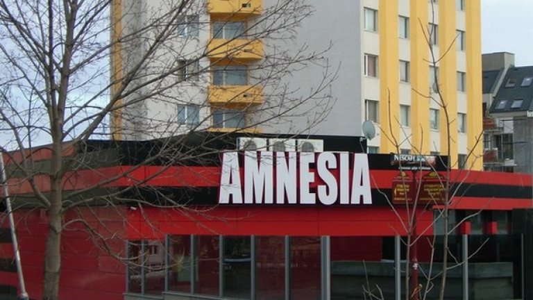 Едва след убийството на Стоян Балтов Столична община "разкри", че дискотека "Амнезия" е построена незаконно върху общински терен. 