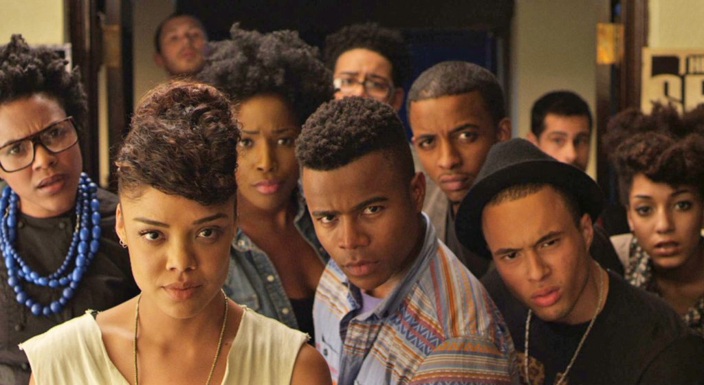 10. Dear White People 
Комедията на Джъстин Саймън за чернокожи студенти в пълен с бели елитен университет ни дава смях като в същото време задава въпроси за идентичността и расата ни и това как се отнасяме един с друг. Персонажите са в пика на разви