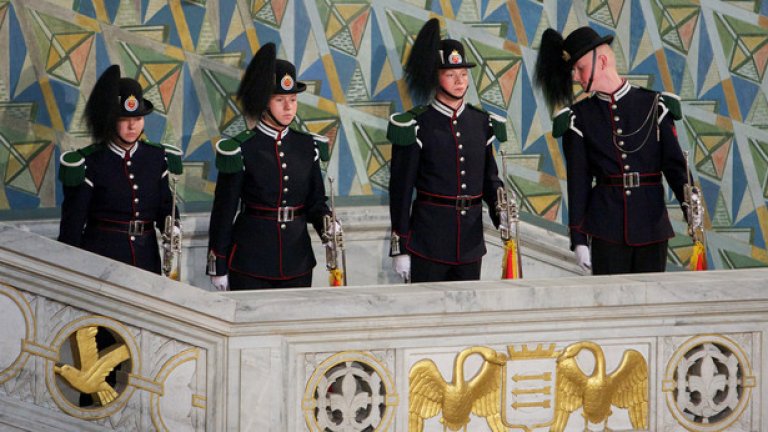 Срокът за служба в редиците на въоръжените сили на Норвегия е 19 месеца, въпреки че де факто рядко продължава повече от 12 месеца