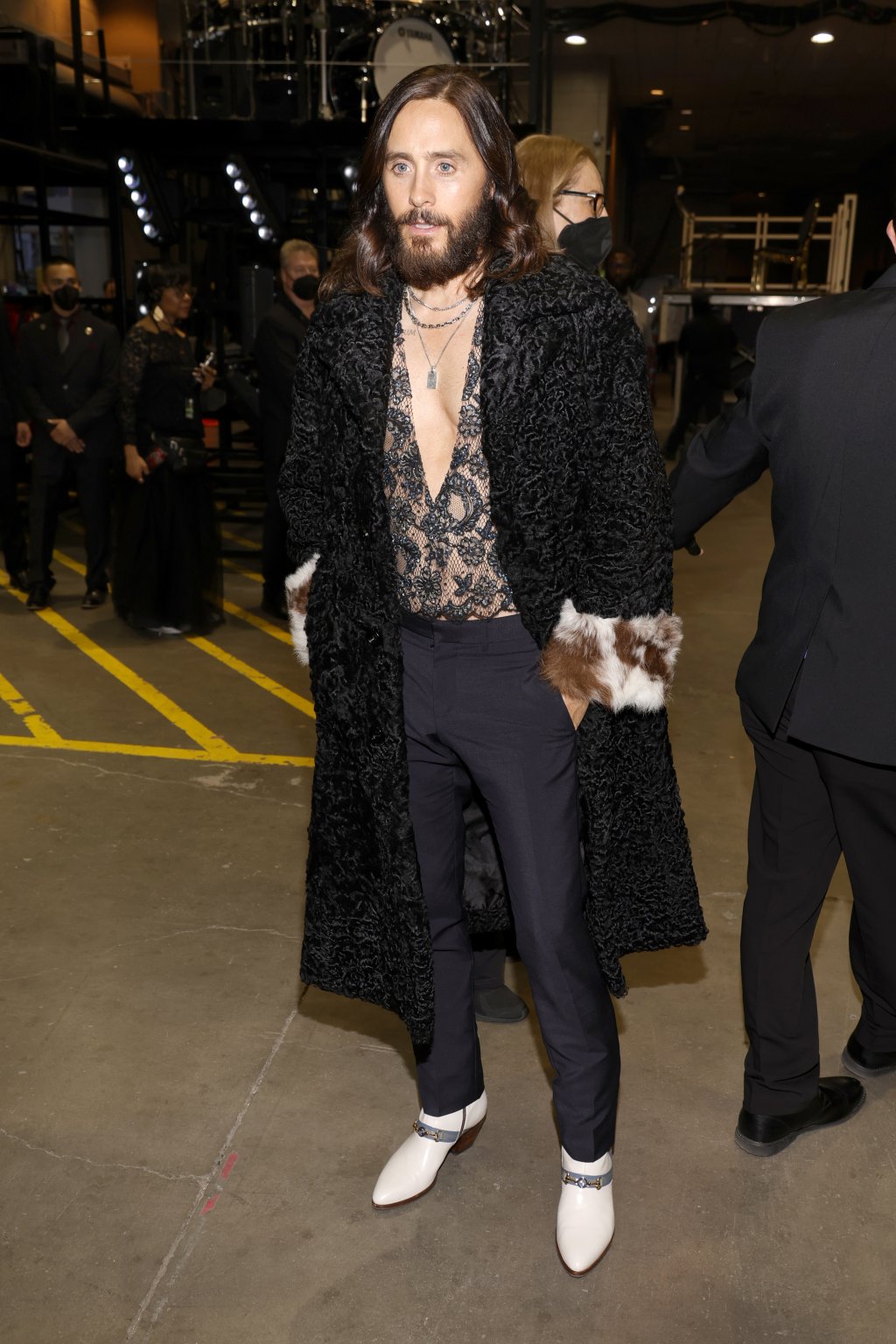 Джаред ЛетоДжаред Лето беше пременен с кожено палто от Gucci и риза от дантела. Интересна закачка, след като наскоро изигра дизайнера Паоло Гучи във филма "Домът на GUCCI".