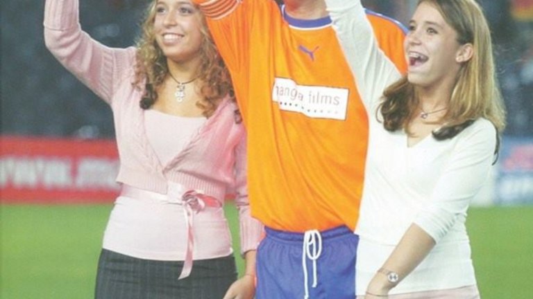 Ицо вкарва два гола в бенефиса си

На 30 май 2004 г. последния си мач изиграва и най-успелият български футболист за всички времена – Христо Стоичков. 50 000 зрители изпращат Камата на стадион „Камп Ноу” в мач между отбора на Барселона от първата половина на 90-те години и сборен отбор от звезди. Стоичков вкарва два гола за каталунския тим за победата с 2:1, а за сборния състав е точен хърватинът Давор Шукер. Неговият отбор, в който са още ред бивши негови съиграчи като вратаря Бускетс, Салинас, Бегиристайн, Амор, Хаджи и др., се води от треньора Йохан Кройф. На отсрещната скамейка са Боби Робсън и Димитър Пенев, а в техния състав са футболисти, играли със Стоичков в Парма и националния отбор на България. Тримата президенти на България Желю Желев, Петър Стоянов и Георги Първанов идват да уважат Стоичков. Приходите от двубоя, които далеч не са малки, отиват да подпомагане на болници в България и Румъния.
