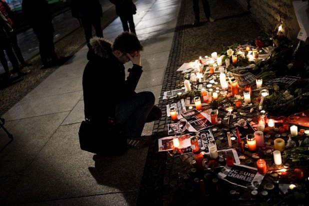 Те оставиха цветя, запалени свещи и бележки с надпис JeSuisCharlie