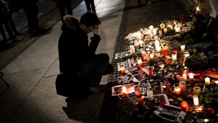 Те оставиха цветя, запалени свещи и бележки с надпис JeSuisCharlie