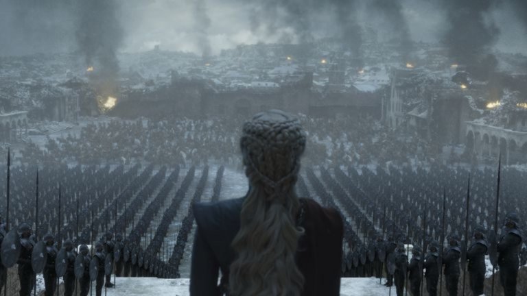 Денерис опожарява Кралски чертог 
Последният сезон на сериала се оказа най-противоречив, като дори предизвика подписка от недоволни почитатели срещу сценаристите на поредицата. 
Едно от спорните решения на авторите дойде в пети епизод на осми сезон, когато Денерис окончателно излезе от образа си на положителен герой и накара мнозина да съжаляват, че преди няколко години са си кръстили дъщерите Калеси. Тя опожари целия Кралски чертог, включително жените и децата, въпреки че камбаните оповестиха, че армията на Церсей се предава.
