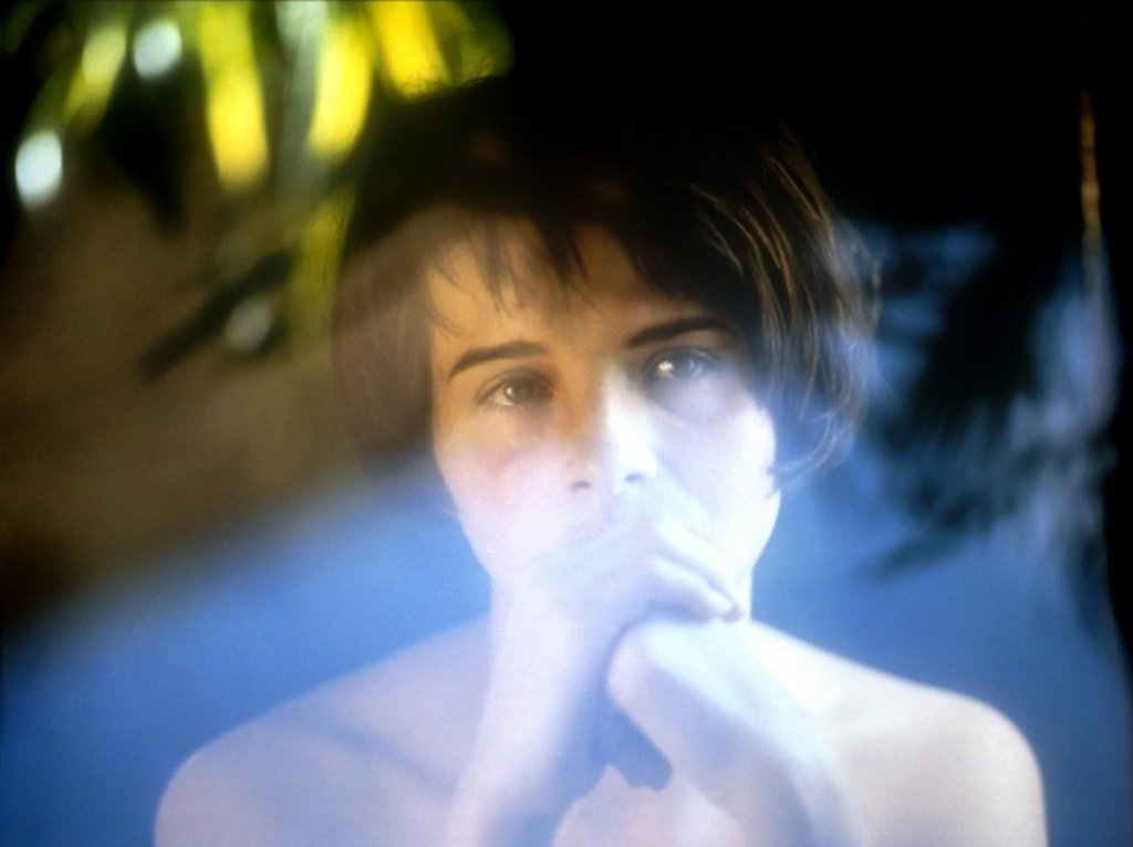 "Три цвята: синьо"
Жулиет Бинош става световно известна след огромния успех на „Три цвята: Синьо“ (Trois couleurs: Blue, 1993) – първият филм от знаменитата трилогия на полския кинорежисьор Кшищоф Кешловски. За ролята си в него получава наградата за най-добра актриса на кинофестивала във Венеция през 1993 г., а също и със "Сезар" (френският "Оскар"). Филмът разказва историята на жена, която претърпява най-голямата трагедия в живота си – съпругът и детето ѝ са убити в катастрофа. Тя започва да страни от хората, но постепенно разбира, че няма как да се освободи от човешките отношения.