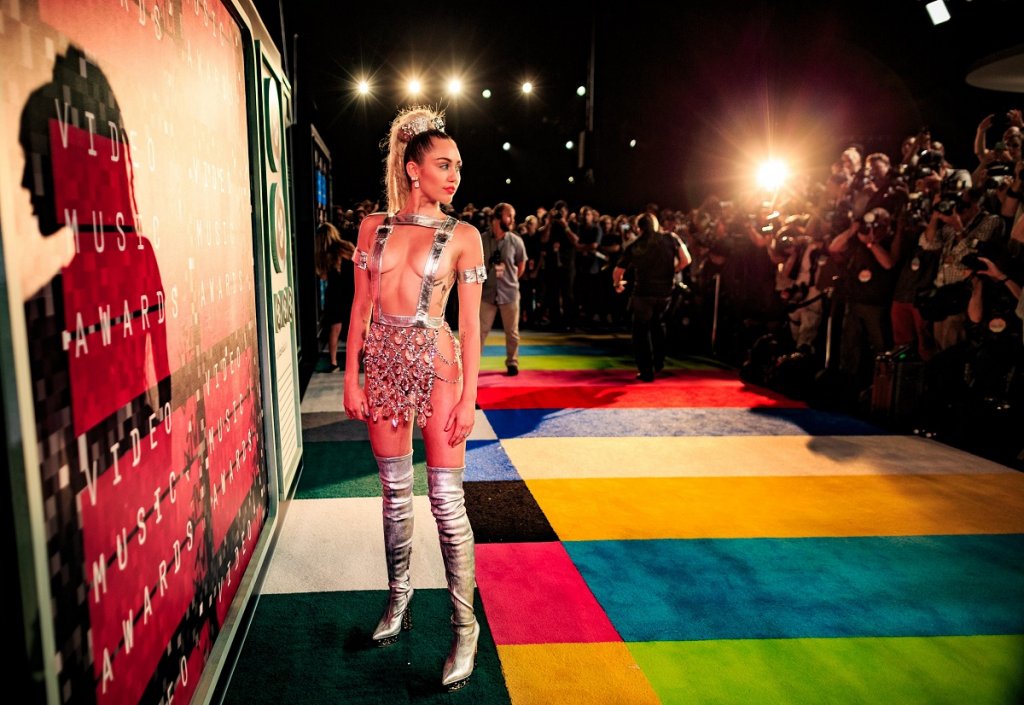 Майли Сайръс

Майли Сайръс не остави нищо на въображението през 2015 г. при раздаването на видео наградите на MTV. Певицата беше със силно изрязан тоалет на Versace.