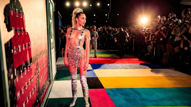 Майли Сайръс

Майли Сайръс не остави нищо на въображението през 2015 г. при раздаването на видео наградите на MTV. Певицата беше със силно изрязан тоалет на Versace.