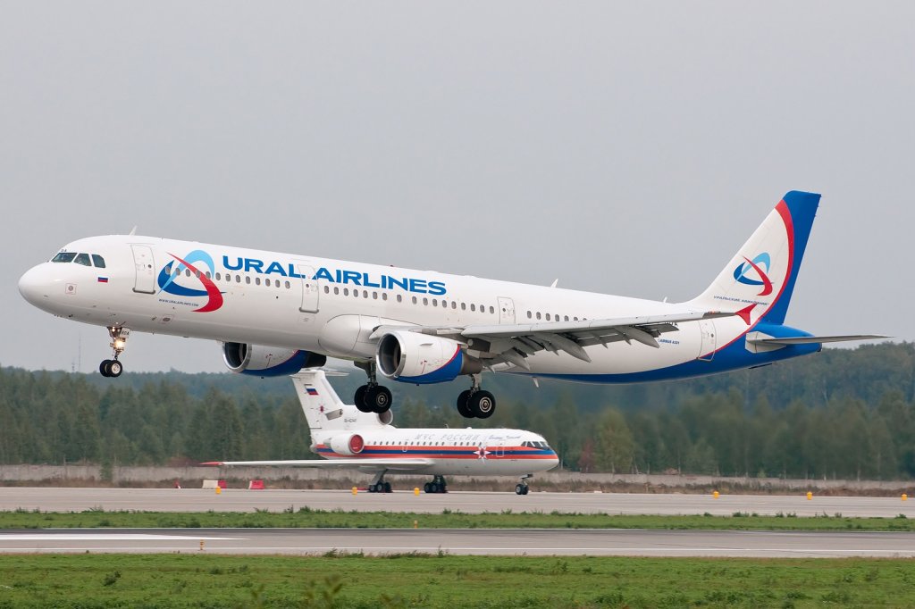 Airbus_A321-211,_Ural_Airlines_AN1793473