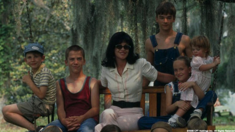 Мелани Грифит е потомствена актриса - участвала е в общо три филма със своята майка Типи Хедрен. Но ако се върнем към филма от 1999 г. "Луди в Алабама" ("Crazy in Alabama"), ще можем да видим Грифит заедно с дъщерите си Дакота Джонсън (бъдещата звезда от "50 нюанса сиво") и Стела Бандерас. 
