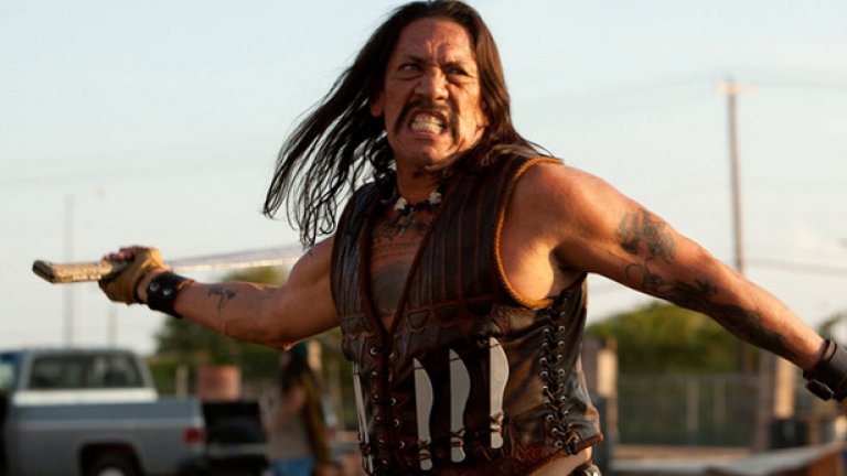 Дани Трехо
Без съмнение най-вкарваният в стереотипи актьор в Холивуд, Дани Трехо е изградил цялата си кариера върху игрането на "корави" герои, злодеи и антигерои. Постоянно присъствие във второкласните филми, Трехо е играл в повече от 250 филми през кариерата си, която започва с епизодична роля във "Влакът беглец" (1985). По-сериозните му филмови изяви включват "Десперадо", "От здрач до зори", "Въздушен конвой" и "Двойни игри", както и по-скорошни роли в "Мачете", "Мачете убива" и скромна роля в ТВ драмата "В обувките на дявола".
Докато повечето актьори се опитват да се отърсят от клиширания си имидж в момента, в който започва да се налага стереотипът, Трехо е възприел охотно ролята на коравия тип през кариерата си и продължава да се въплъщава почти всяка година в идентични персонажи. Чест сътрудник на Робърт Родригес, Трехо е играл важни роли и извън екшън-жанра, като "Коледа с Харолд и Кумар" и предстоящия "Мъпетите 2".