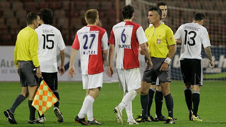 Играчите на Войводина (в червено-бели фланелки) на няколко пъти скочиха срещу съдията Веселинович преди да решат да напуснат терена
