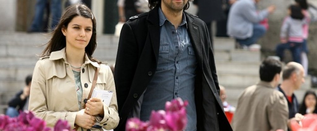 „Пепел от рози“ (2011) е един от най-популярните сериали в Турция, а Берен Саат печели наградата за най-добра актриса за превъплъщението й в образа на Фатмагюл, скромна девойка от провинциално селце. Нейният възлюбен Мустафа се отрича от нея, след като е изнасилена от членовете на влиятелна местна фамилия. В един момент всички се изправят срещу нея...
