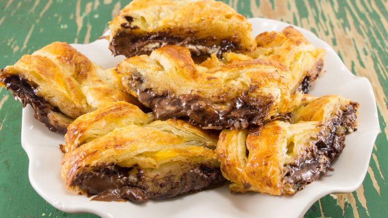 Банички с течен шоколадТова дори не е рецепта, а идея как пакет бутер тесто и буркан течен шоколад да се превърнат в бърз, лесен и ефектен десерт. С остър нож или резец тестото може да се оформи на елхички, на класически банички или в други форми. След това се пече на 170 градуса до златисто.