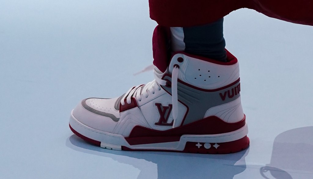 Спортният комфорт в модерна форма
Ако предпочитате да стоите здраво стъпили на земята, вместо да тествате ходилата си с някой авангарден ток, актуалните от последните месеци маратонки ще се впишат идеално към нуждите ви за удобството. Новото при тях е по-високата платформа, която освен за комфорт при ходене, е създадена да впечатлява с масивността си. В този модел обувки може и да липсва финес, но за сметка на това е практичен и може да се носи всеки ден в студеното време.