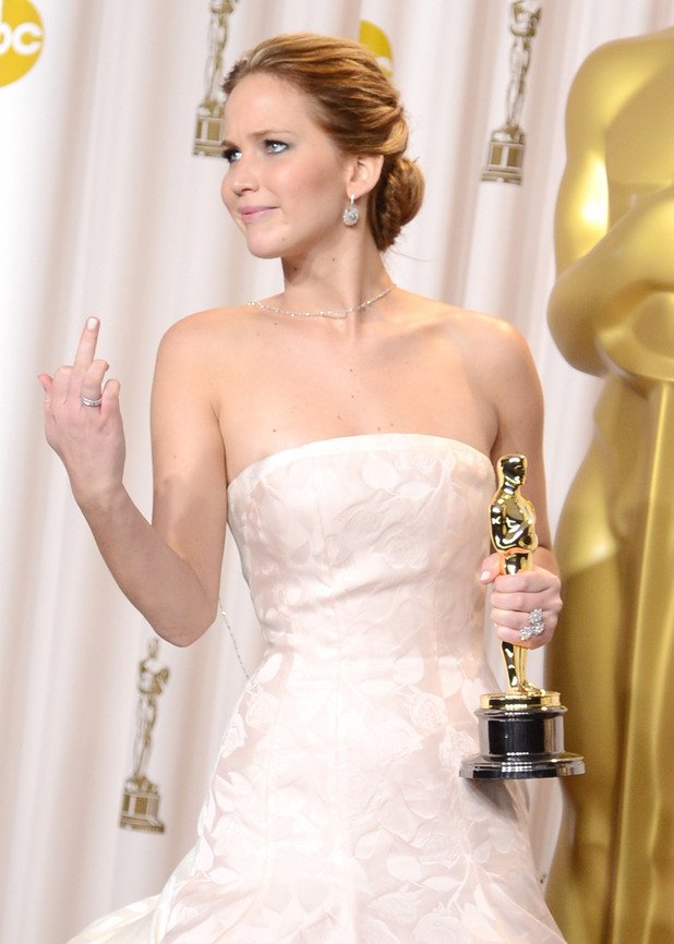 Дженифър Лорънс показва среден пръст, след като получи "Оскар" през 2013 година