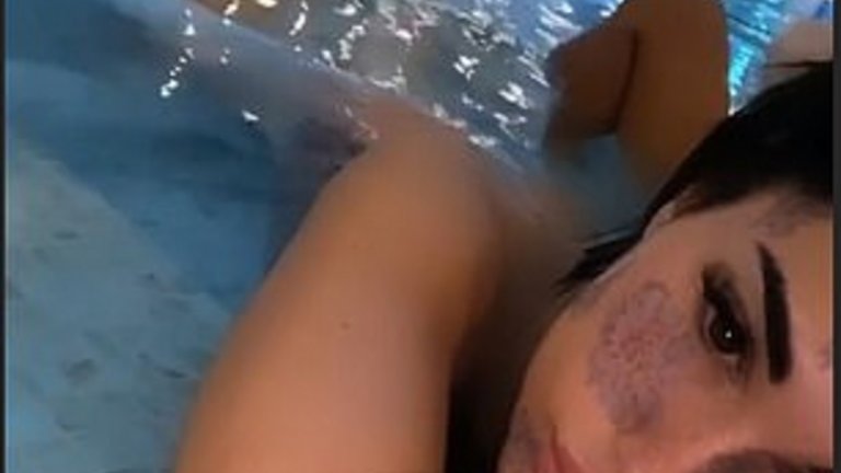 Балерината Киара Батола също е била сред специалните гостенки и документира присъствието си със снимка как разпуска в басейна на хотела