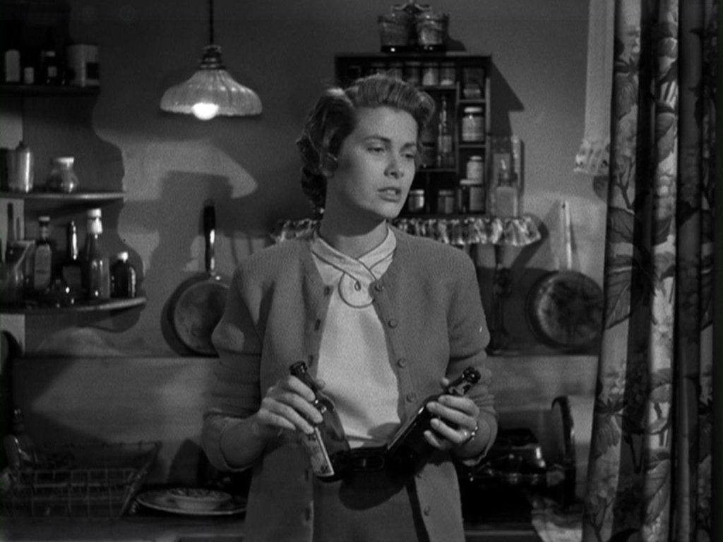 The Country Girl, 1954
Това е ролята, която вади Грейс Кели от клишето  и обичайния за онези години typecasting (избиране на актьорите само за игране на определен типаж персонажи). Няма я беззащитната красавица, която си губи ума по някой мъж. Тук не