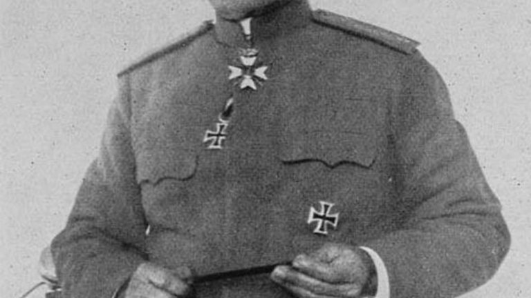 Стефан Тошев
През Сръбско-българската война в 1885 година е командир на II дружина от III пехотен Бдински полк. Дружината на капитан Тошев взима участие в атаката срещу височината Мека Црев. На 7 ноември му е наредено да атакува вражеските позиции, с което завзема източната част на Три уши. За действията му по време на сраженията е награден с орден "За храброст" IV степен.