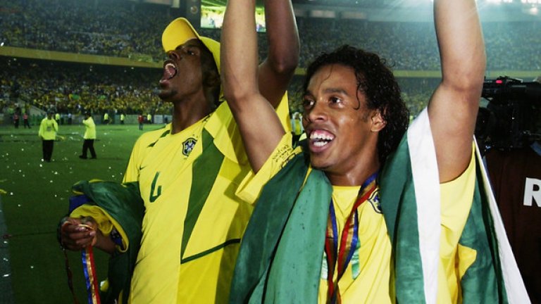А тази - най-важната. Последната световна купа на бразилците е от 2002 г., когато Роналдиньо-Роналдо-Ривалдо бе като паник бутон за съперниците.