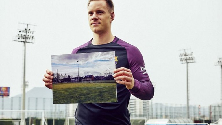 Марк-Андре Тер Щеген
Германският страж доказа качествата си, след като пристигна на „Камп Ноу“ през 2014 г. и успя да си спечели титулярното място. 25-годишният Тер Щеген е бил щастлив да израсне в Германия, където дори помощните игрища на малките отбори са в доста добро състояние.