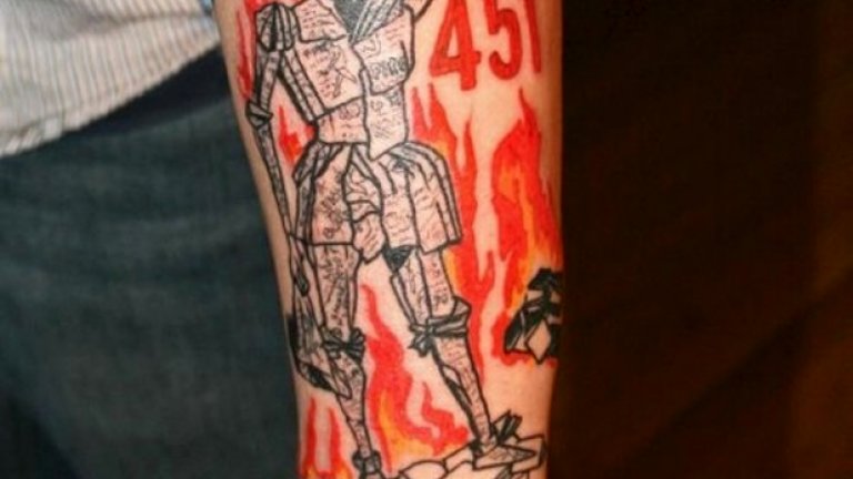 451 градуса по Фаренхайт пламти като tatoo