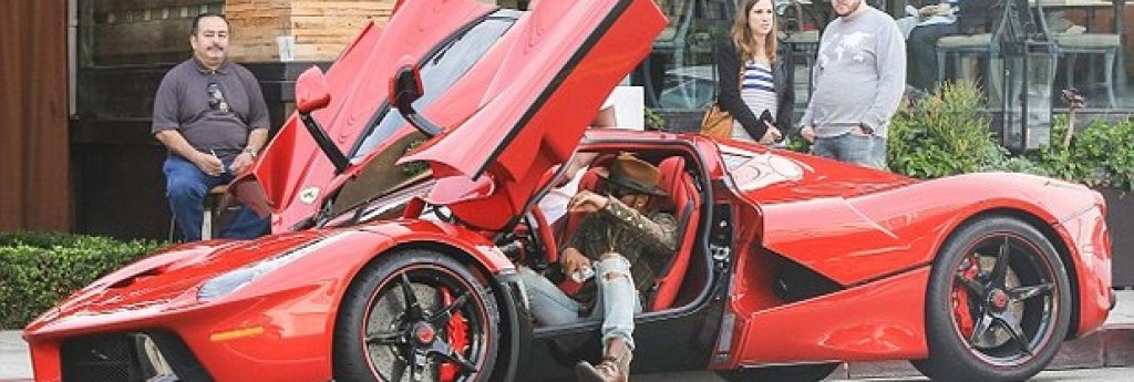 Люис Хамилтън изненада папараците в Лос Анжелис с новия си супер автомобил Ferrari LaFerrari