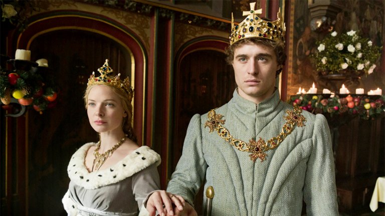 The White Queen / "Бялата кралица"
"Войната на розите" е един от най-ключовите моменти в историята на Англия - сблъсъкът на родовете Йорк и Ланкастър за короната на страната. Когато обаче младият крал от победителите (поне към онзи момент) Йорк Едуард IV взема за съпруга жена от незначителен род на поддръжници на Ланкастър, нещата се заплитат още повече. Самият сериал е направен добре, с интересен сюжет, добър каст и качествено представяне на събитията от срещата между Едудард и Елизабет Удвил до падането на Ричард III от власт. 