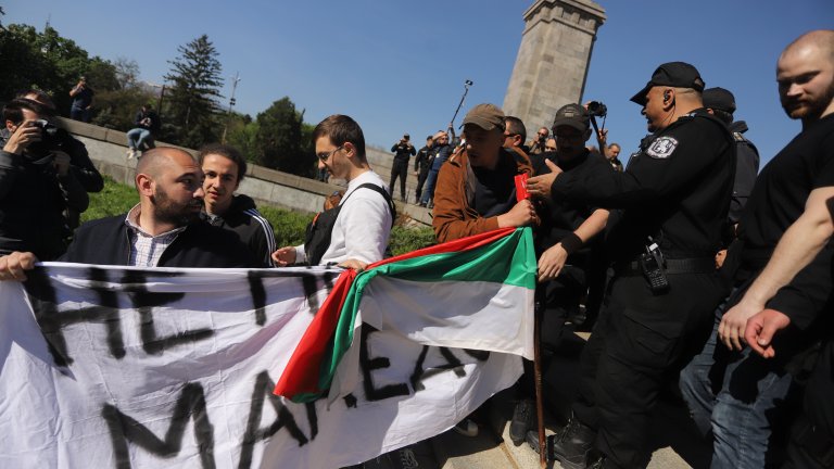 9 май в България: Безсмъртен полк, възгласи "Фашисти" и напрежение край МОЧА (снимки)