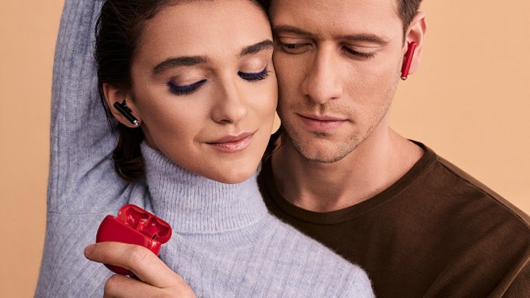 Безжичните слушалки идват в нов цвят специално за месеца на любовта и са оригинален подарък за всеки любим човек в живота ви.