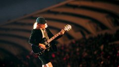 AC/DC пяха пред 60 000 свои фенове в Букурещ на 16 май, два дни след концерта си в София. Чак сега на бял свят излиза информацията за глобата, която бандата е платила 