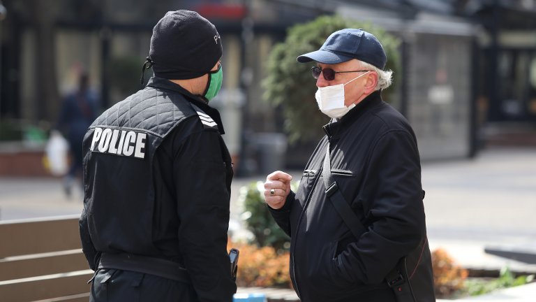 Полицаи бяха разположени по бул. "Витоша" и предупреждаваха хората да не се разхождат безцелно