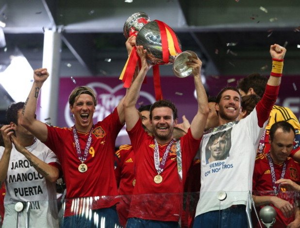 Евро 2012, финал: Испания – Италия 4:0
Испания не показваше кой знае колко добра игра в Полша и Украйна и изглеждаше, че Италия има шанс да сложи край на световната им хегемония. „Ла роха“ обаче не мислеше така. С голове на Давид Силва, Жорди Алба, Фернандо Торес и Хуан Мата Испания стигна до смазващия успех и стана първият отбор, защитил европейската си корона.