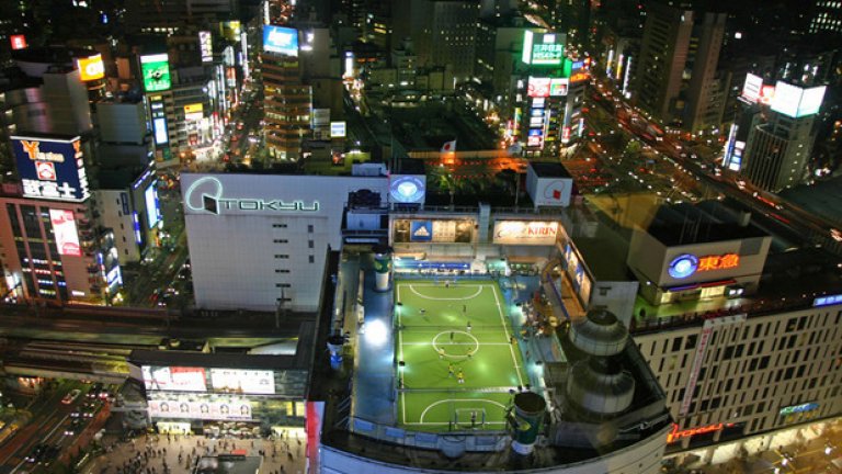 Футбол на покрива Adidas построява футболно игрище на върха на хипермаркет в Токио през 2001 г. в чест на Световното първенство година по-късно, на което домакини бяха Япония и Южна Корея.