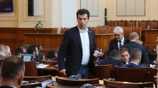 След близо 21 часа обсъждане в пленарната зала