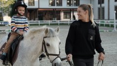 Общуването с конете, както и ездата имат огромни ползи за детското здраве