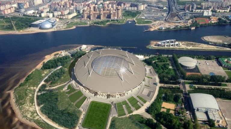 Това чудо на архитектурата, кацнало на остров Крестовский в река Нева, ще бъде стадион "Зенит" или "Газпром Арена" от 2016-а. Струва 1 милиард долара и е проектирано от японци.