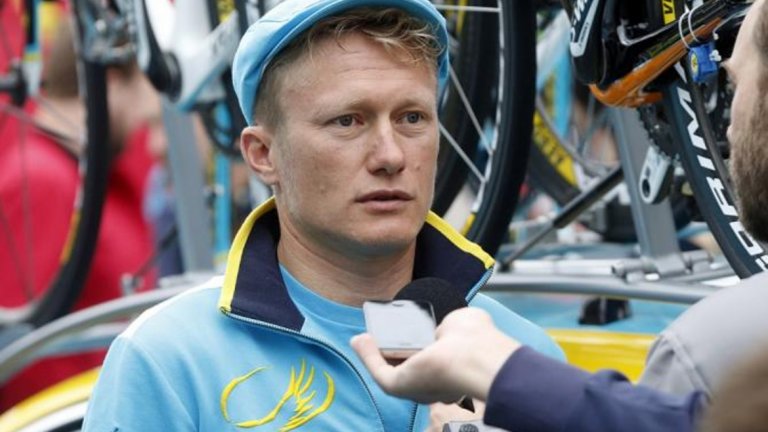 Рекорд – 203 000 евро за рушвет
Докъде могат да стигнат подкупите в колоезденето? В Белгия все още върви съдебният процес срещу Александър Винокуров, прочут състезател от Казахстан и шеф на екипа на „Астана“. Прокуратурата заведе дело за това, че през 2010 г. Винокуров е дал умопомрачителния подкуп от 203 000 евро на руския си конкурент Александър Колобнев, за да го остави да спечели състезанието Лиеж – Бастон – Лиеж. Прокурорът Фресерик Демонсо, който води разследването повече от три години, извади банкови преводи между двамата колоездачи в Швейцария и Монако. Делото все още продължава.