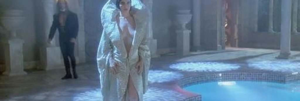 Изабела Роселини в „Смъртта й прилича”

Голямата италианска актриса и секссимвол играе малка, но ключова роля в черната комедия от 1992 г. Героинята й е показана как излиза от басейн напълно гола, само че красивото тяло принадлежи на нейната дубльорка – която се оказва бъдещата звезда от сериала „Военна прокуратура” Катрин Бел. 
