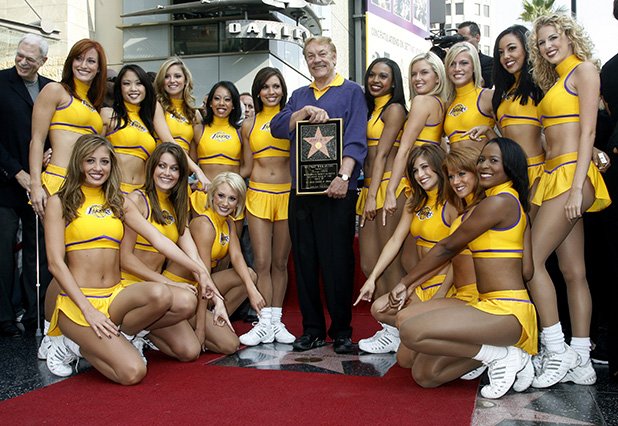 Покойният собственик на ЛА Лейкърс Джери Бъс позира със звездата си на холивудската алея на славата. Естествено, с гордостта на отбора - Лейкър Гърлс, мажоретките на жълтите от Лос Анджелис.