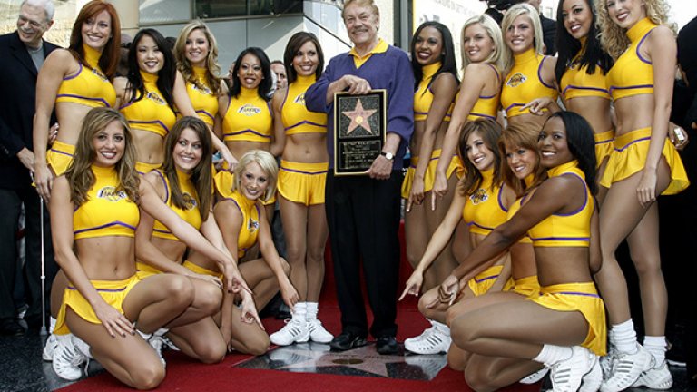 Покойният собственик на ЛА Лейкърс Джери Бъс позира със звездата си на холивудската алея на славата. Естествено, с гордостта на отбора - Лейкър Гърлс, мажоретките на жълтите от Лос Анджелис.